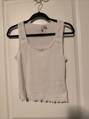 Divided White Ribbed Scoop Tank with Bow Accent